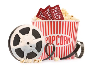 Lezzetli patlamış mısır, film makarası ve izole edilmiş sinema biletleri.