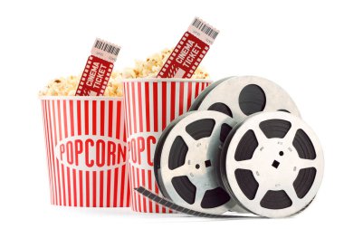 Lezzetli patlamış mısır, film makaraları ve sinema biletleri.
