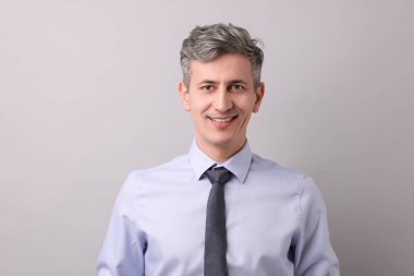 Açık gri arkaplanda işadamı portresi