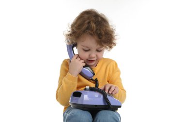 Beyaz arka planda telefonu olan sevimli küçük bir çocuk.