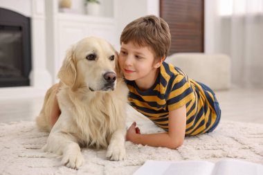 Evinde sevimli köpeği olan çocuk.