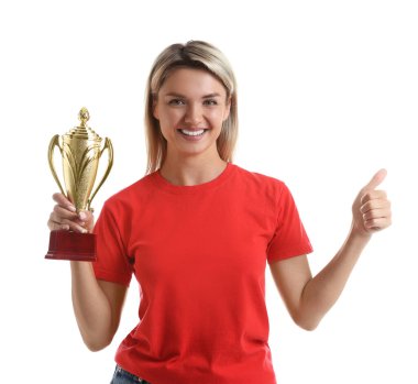 Altın kupa ile mutlu kazanan beyaz arka planda baş parmağını gösteriyor.