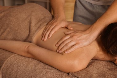 Osteopat masaj yapan kadın kanepeye geri döndü, yakın plan. Manuel terapi.