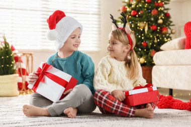 Mutlu çocuklar ve evde Noel hediyeleri