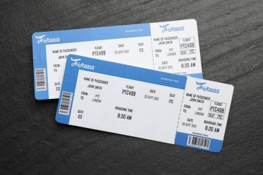 Seyahat acentesi. Uçuş biletleri koyu dokulu masa, üst görünüm