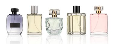 Beyaz ve sette izole edilmiş çeşitli parfüm şişeleri.