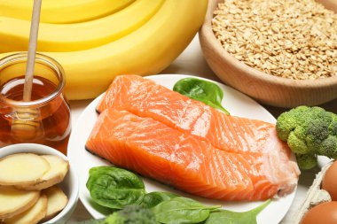 Farklı ürünler, beyaz masada melatonin açısından zengin, yakın plan.