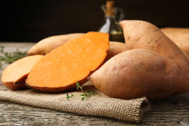 Taze taze patates ve kekik ahşap masada, yakın plan.