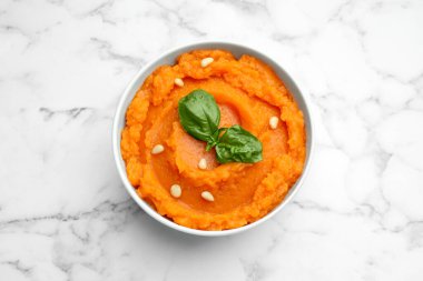 Lezzetli patates püresi, fesleğen ve tohumlar beyaz mermer masada, üst tarafta.