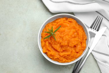 Lezzetli patates püresi ve biberiye, gri desenli masada servis ediliyor. Metin için boşluk