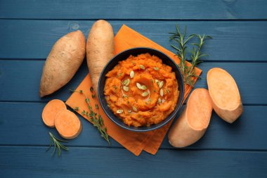 Lezzetli patates püresi, kabak tohumları, taze sebzeler, biberiye ve kekik mavi ahşap masa, düz yatıyordu.