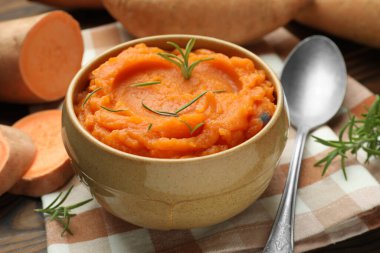 Tatlı patates püresi, biberiye, taze sebze ve kaşık, yakın plan.