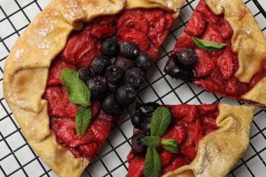 Çilekli, böğürtlenli ve nane şekerli güzel bir galet.