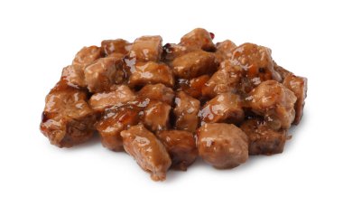 Islak evcil hayvan yiyeceği parçaları beyaza izole edilmiş.