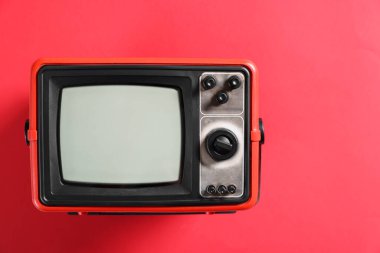 Kırmızı arkaplanda Retro TV seti, üst görünüm