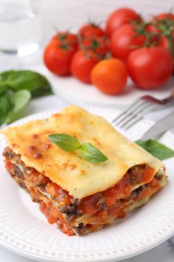 Lezzetli pişmiş lazanya, fesleğenli, yakın plan.