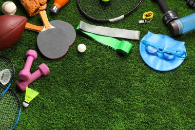 Yapay çimlerde farklı spor aletleri, düz bir yerde. Metin için boşluk