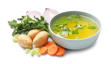 Lezzetli tavuk buğulama kabı ve beyaza izole edilmiş malzemeler.