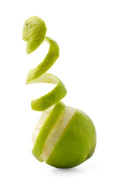 Taze limon kabuğu ve beyaz üzerine izole edilmiş meyve.
