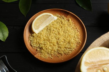 Taze meyve dilimli limon aromalı siyah ahşap masa, yakın plan