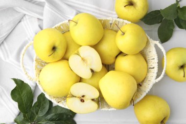 Taze olgun sarı elmalar ve yapraklar bembeyaz döşeme üzerinde, düz yatıyordu.