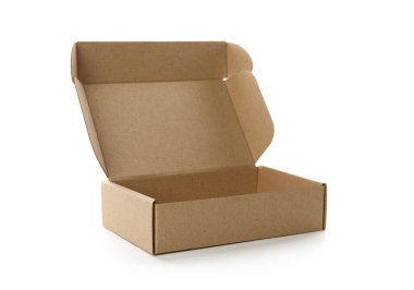 Beyazda izole edilmiş boş karton kutuyu aç. Tasarım için model