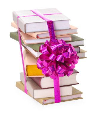 Mor yaylı kitap yığını beyaza izole edilmiş bir hediye olarak.