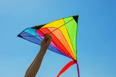 Uçurtmalı adam mavi gökyüzüne karşı, yakın plan