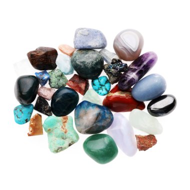 Farklı doğal mineral taşları yığını beyaz, üst görünümde izole