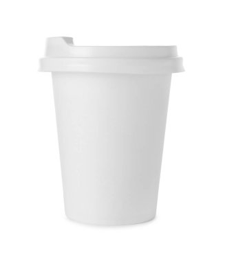 Beyaz arka planda kapaklı kağıt bardak. Tasarım için model