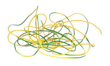 Karışık yalıtılmış elektrik kablosu beyaza izole edildi