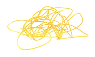 Karışık yalıtılmış elektrik kablosu beyaza izole edildi