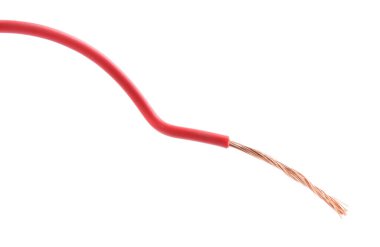 Beyaza izole edilmiş bakır telli kablolar.