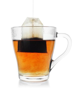 Beyaza izole edilmiş çay poşeti. Aromatik çay demliyorum.