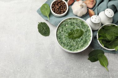 Gri masada servis edilen nefis ıspanak sosu. Metin için boşluk