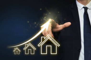 Emlak piyasası. Sanal ekran kullanan adam, yakın plan. Evin görselleştirme faiz oranının artışının ok ve çizimleri