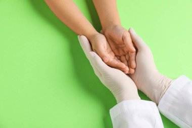 Doktor ve çocuk açık yeşil arka planda, üst görüş. Metin için boşluk