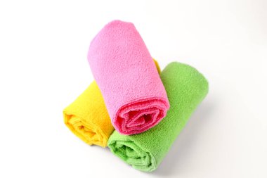 Beyaz arkaplanda farklı mikrofiber kumaşlar sarılmış.