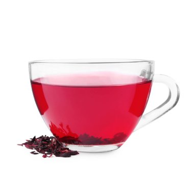 Cam bardakta leziz amber çayı ve beyaza izole edilmiş kuru roselle sepals.
