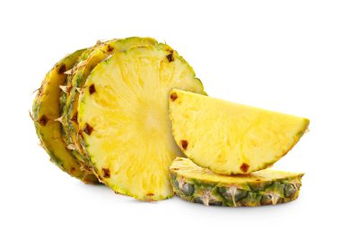 Beyaz üzerine izole edilmiş dilimlenmiş olgun ananas. Egzotik meyve