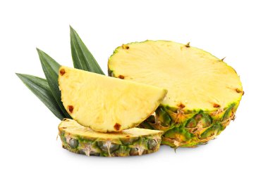 Beyaz üzerine izole edilmiş dilimlenmiş olgun ananas. Egzotik meyve