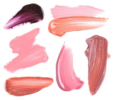 Beyaz arkaplanda farklı renk tonlarının dudak parlatıcısı, örnek kümesi