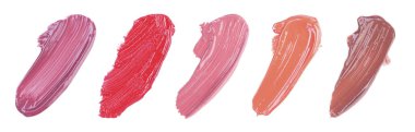 Beyaz arkaplanda farklı renk tonlarının dudak parlatıcısı, örnek kümesi