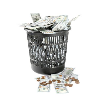 Çöp kutusundaki banknotlar beyaza izole edilmiş.