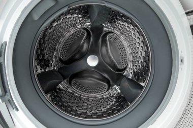 Arka planda boş davul olan çamaşır makinesi, kapat