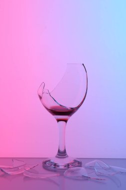 Masada şarap bulunan kırık cam parçaları, renk tonu efekti.