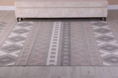 Havalı yumuşak halı, yerde desenler var.