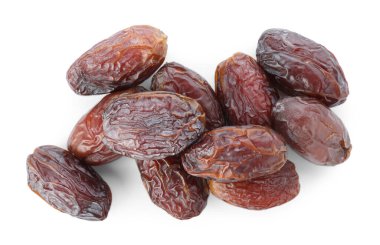 Birçok lezzetli kurutulmuş tarih beyaz, üst görünümde izole