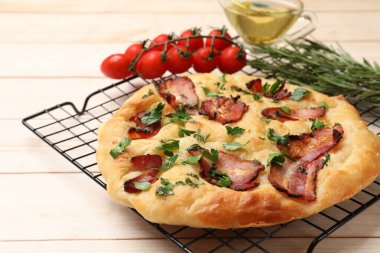 Pastırmalı ve maydanozlu lezzetli Focaccia ekmeği, beyaz ahşap masa, yakın plan.