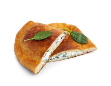 Peynirli ve fesleğenli leziz calzone parçaları beyaza izole edilmiş.
